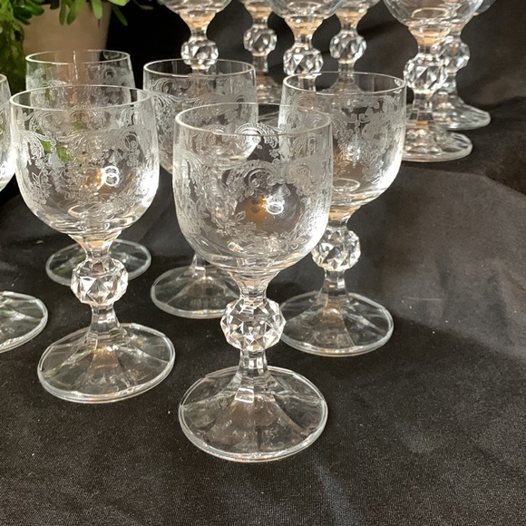 Set of 12 vintage embossed / etched glass cordial glasses - Picture 5 of 12
